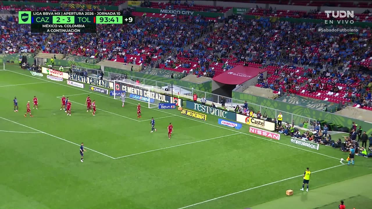 ¡GOL!  anota para Cruz Azul. José Paradela