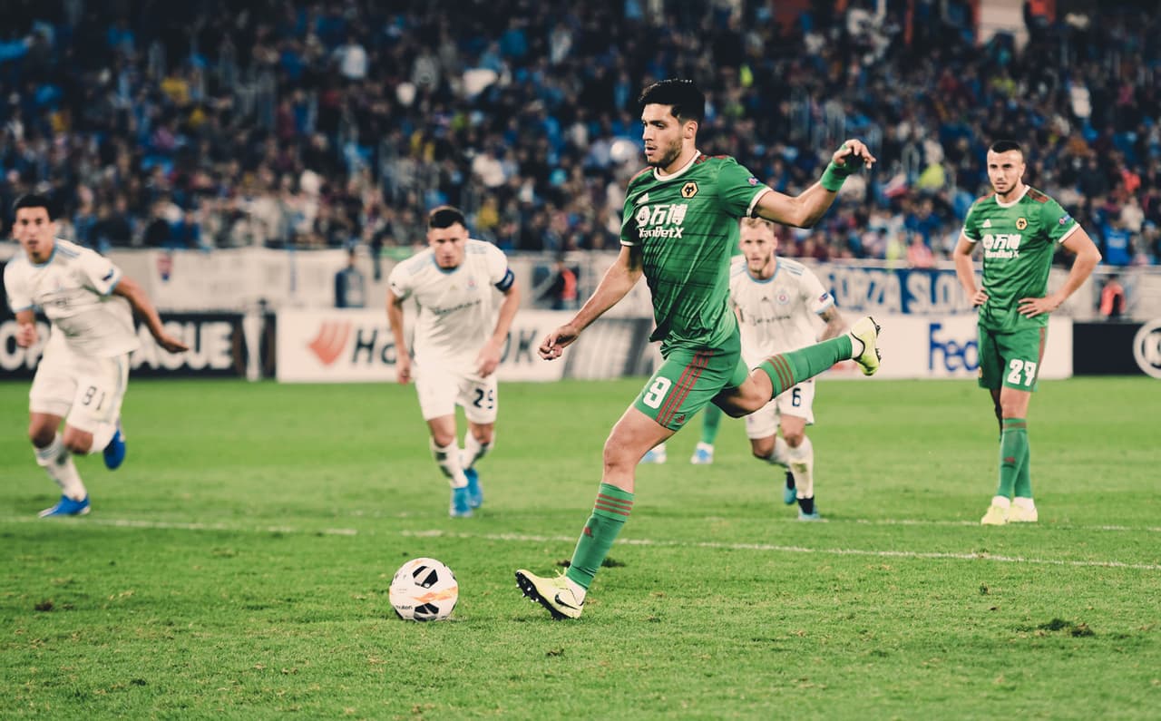 Wolverhampton se impone al Slovan Bratislava con goles de Romain Saiss y Raúl Jiménez, que dejan el marcador 2-1.