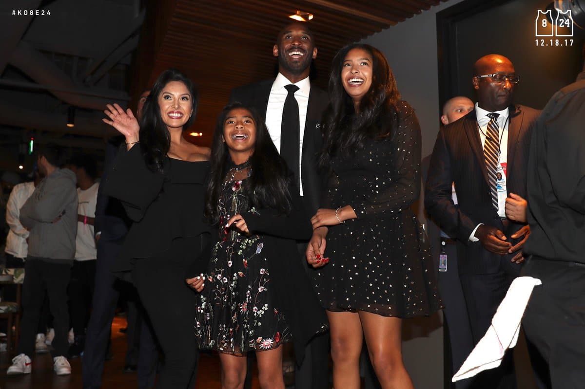 Kobe Bryant disfrutando del DJ Shaq junto a su esposa y sus hijas.