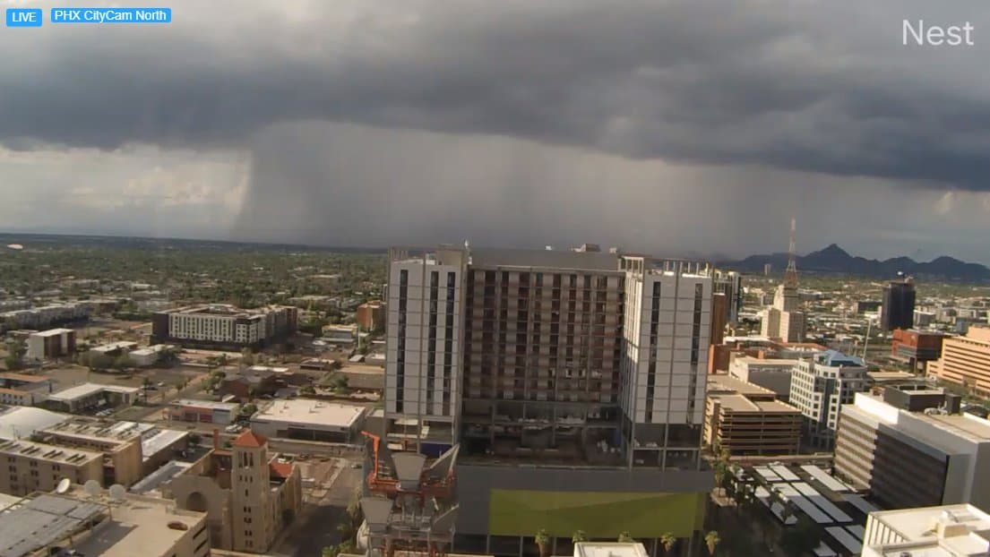 “Aquí hay una vista de la fuerte tormenta sobre el centro de Phoenix…Espere granizo pequeño, lluvias muy fuertes y fuertes vientos”, alerta el
<a href="https://twitter.com/NWSPhoenix/status/1425609874566565895/photo/1" target="_blank">Servicio Meteorológico Nacional de Phoenix. </a>