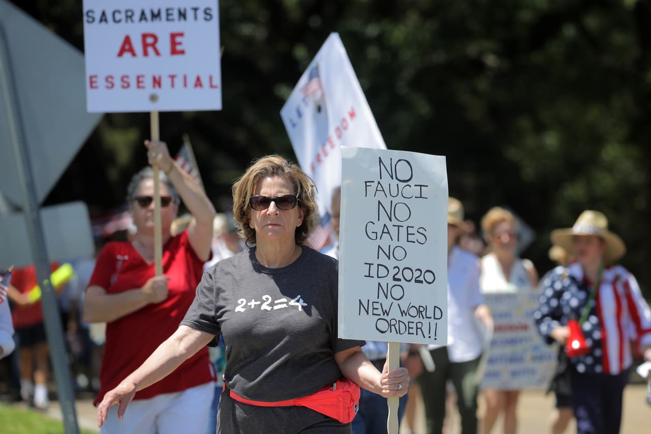 <b>“No Fauci, no Gates”,</b> en referencia a Anthony Fauci, director del Instituto Instituto Nacional de Alergias y Enfermedades Infecciosas y al fundador de Microsoft. Este mensaje fue visto en la protesta en Baton Rouge, Louisiana, en una protesta contra las medidas de aislamiento del gobernador John Bell Edwards. 25 de abril.