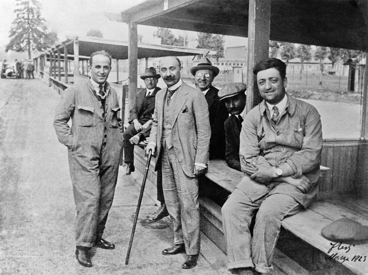 En 1920 Enzo Ferrari se unia al equipo de competición de Alfa Romeo. Con solo 22 años de edad, compartiría escena con legendarios compañeros de equipo como Antonio Ascari y Ugo Sivocci. En la foto: Nicola Romeo (centro) y Enzo Ferrari (derecha).