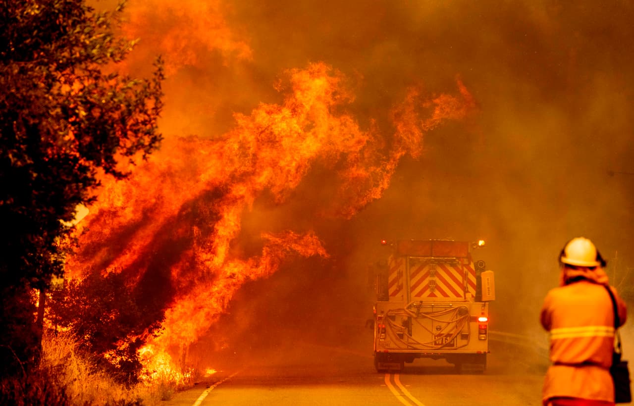 Un camión de bomberos conduce entre las llamas del incendio Hennessey, en el condado de Napa. Decenas de 
<a href="https://www.univision.com/local/san-francisco-kdtv/incendios-provocados-por-relampagos-arden-sin-control-y-consumen-38-000-acres-en-el-area-de-la-bahia" target="_blank">siniestros sin control</a> comenzaron a azotar desde el fin de semana el Área de la Bahía y dispararon 
<a href="https://www.univision.com/local/san-francisco-kdtv/incendios-causados-por-las-tormentas-electricas-provocan-evacuaciones-en-varios-condados-del-area-de-la-bahia" target="_blank">múltiples órdenes de evacuación</a> en por lo menos cinco condados.