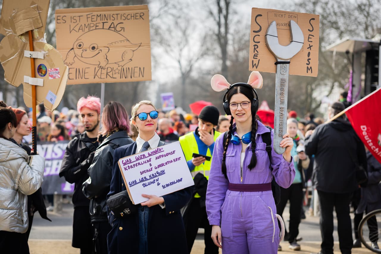 La gente se reúne para una manifestación sindical bajo el lema "feminista, solidaridad, sindical" con motivo del Día Internacional de la Mujer en la plaza Oranienplatz, en Kreuzberg. En Berlín se celebran numerosas manifestaciones con motivo del Día Internacional de la Mujer el domingo 8 de marzo de 2026. Foto: Christoph Soeder/picture-alliance/dpa/AP Images