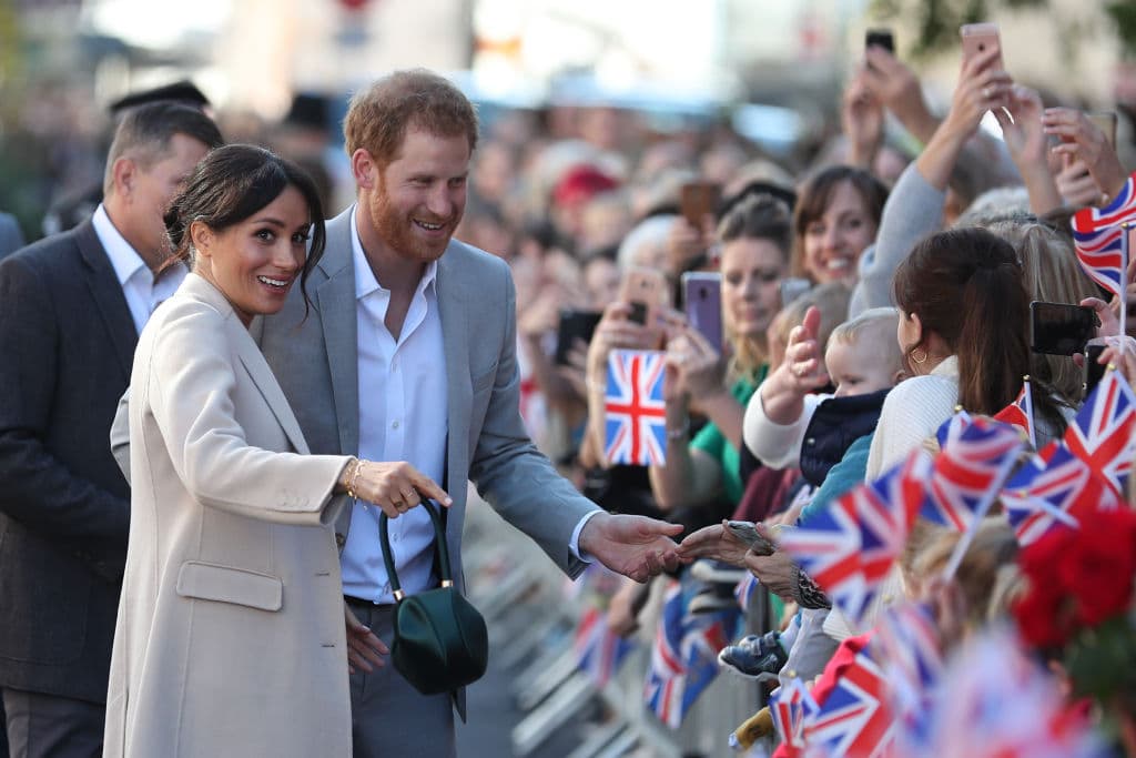 "A
<b><a href="https://www.univision.com/entretenimiento/realeza/esta-es-la-aventura-culinaria-en-la-que-meghan-markle-ha-embarcado-al-principe-harry-fotos">Meghan y Harry</a></b> les gusta reunirse con el público tanto como sea posible y hacer contacto con las multitudes que vienen a verlos. Y aunque tener la puerta de un auto cerrada puede parecer algo trivial, podría ser la diferencia", dijo una fuente al diario
<a href="https://www.thesun.co.uk/news/8287447/meghan-markle-car-terror-threat-prince-phillip/">The Sun</a> en 2018.
<br>