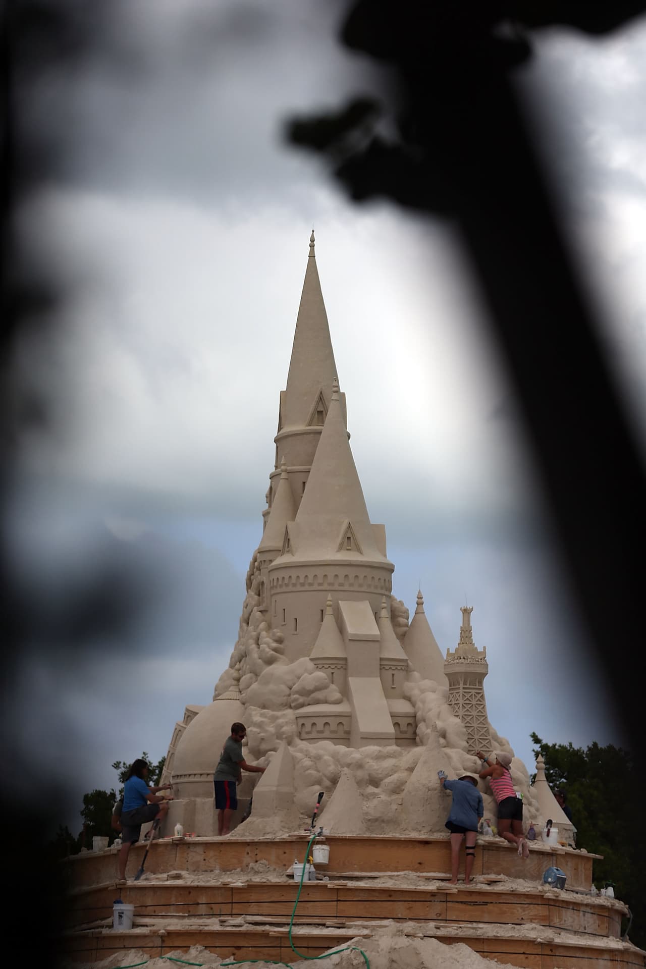 Hubo personas que sólo acudieron a la zona para ayudar a transportar la arena.