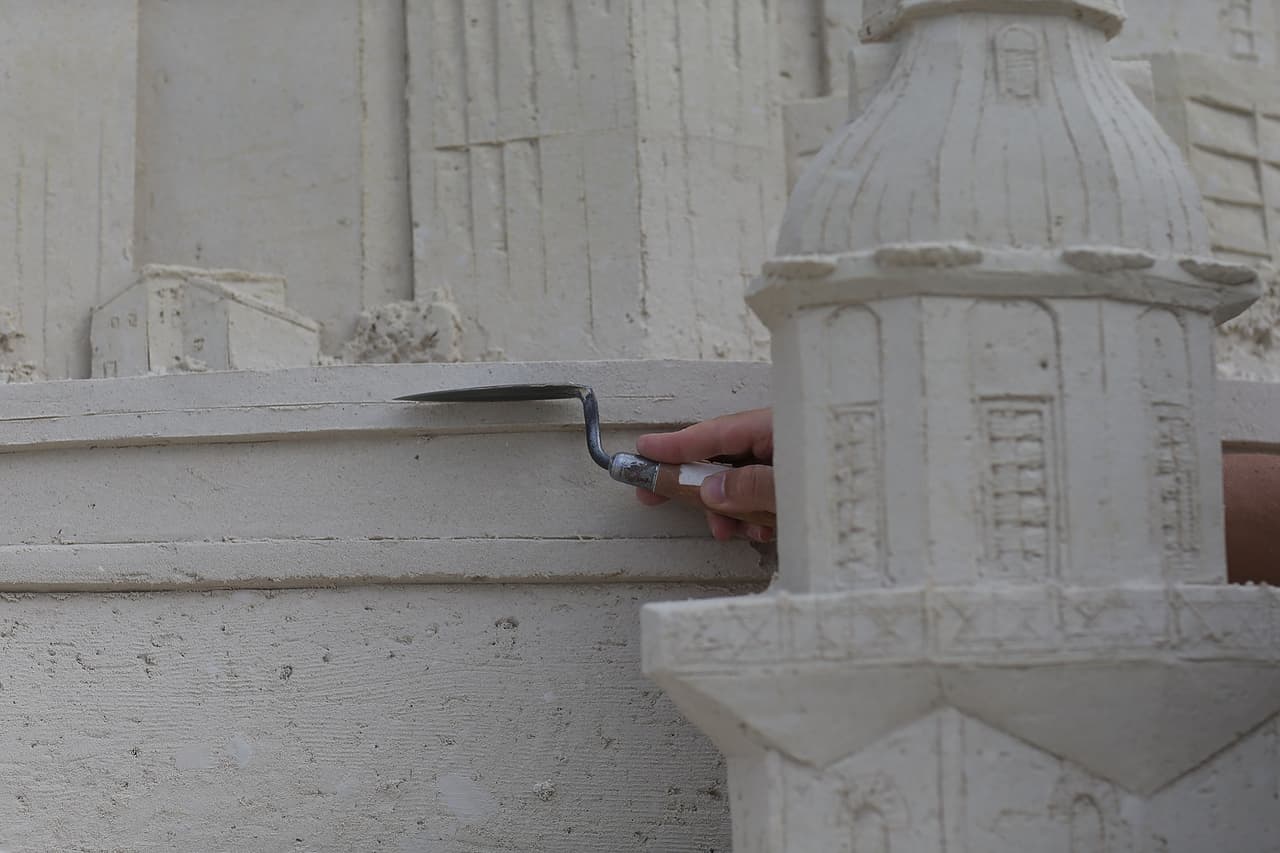 La arena usada es una mezcla con arcilla y otros materiales para que mantenga una mejor estabilidad.