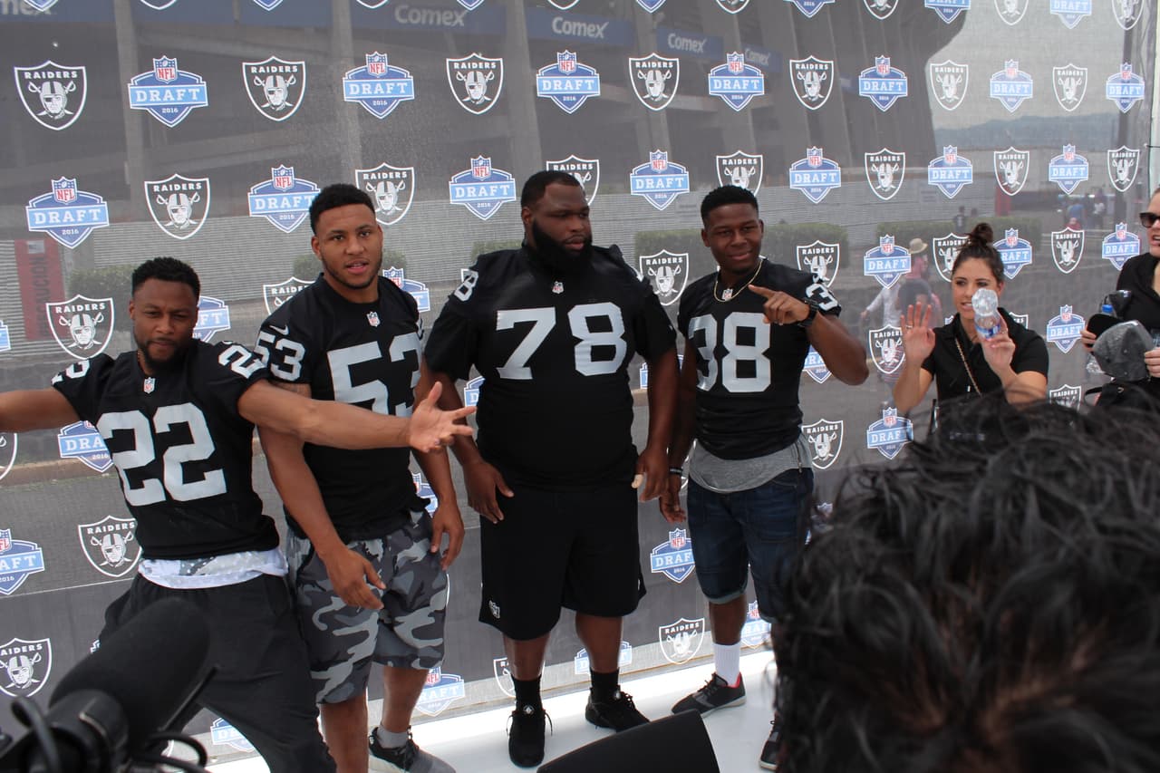 Te invitamos a disfrutar de las mejores imágenes de la visita de los Raiders al 'Coloso de Santa Ursula' promocionando el juego del próximo 21 de noviembre ante los Houston Texans.