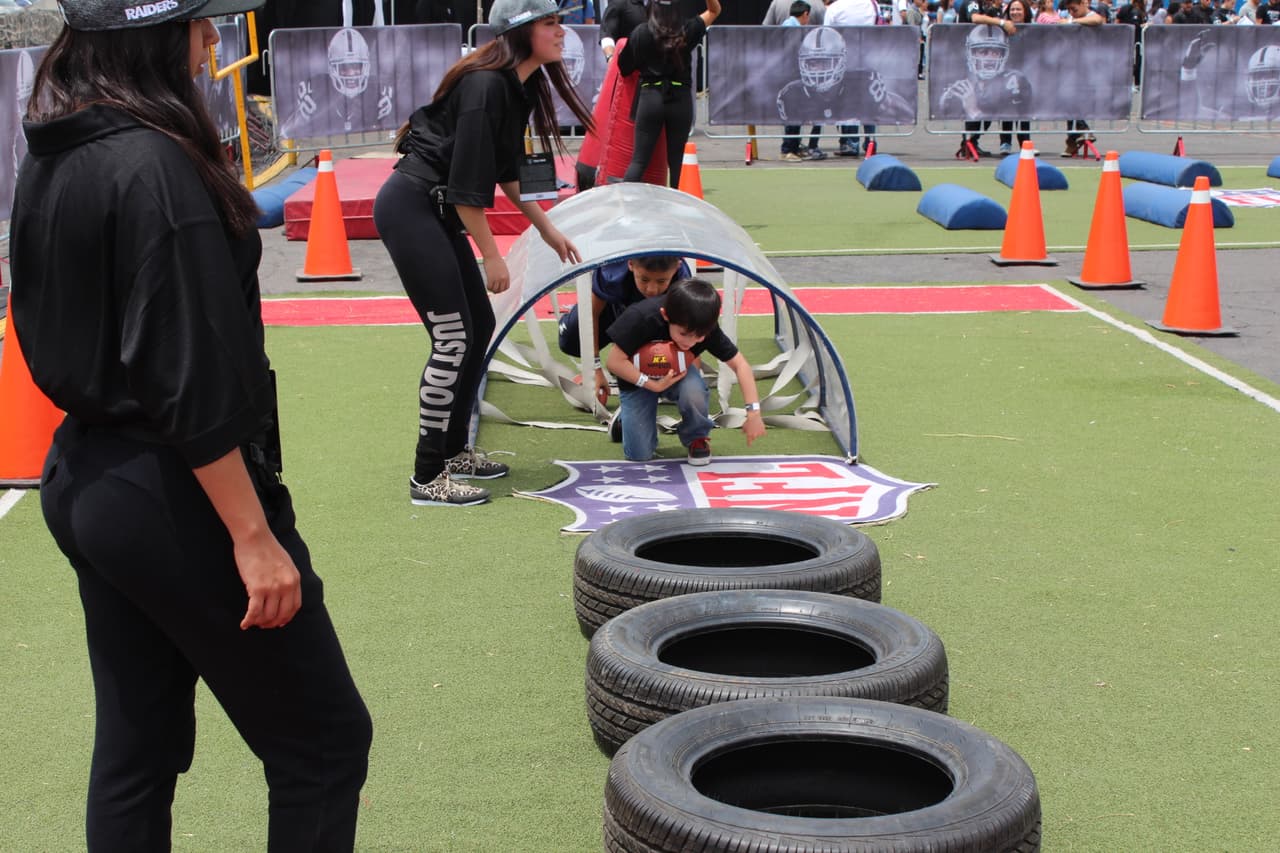Te invitamos a disfrutar de las mejores imágenes de la visita de los Raiders al 'Coloso de Santa Ursula' promocionando el juego del próximo 21 de noviembre ante los Houston Texans.
