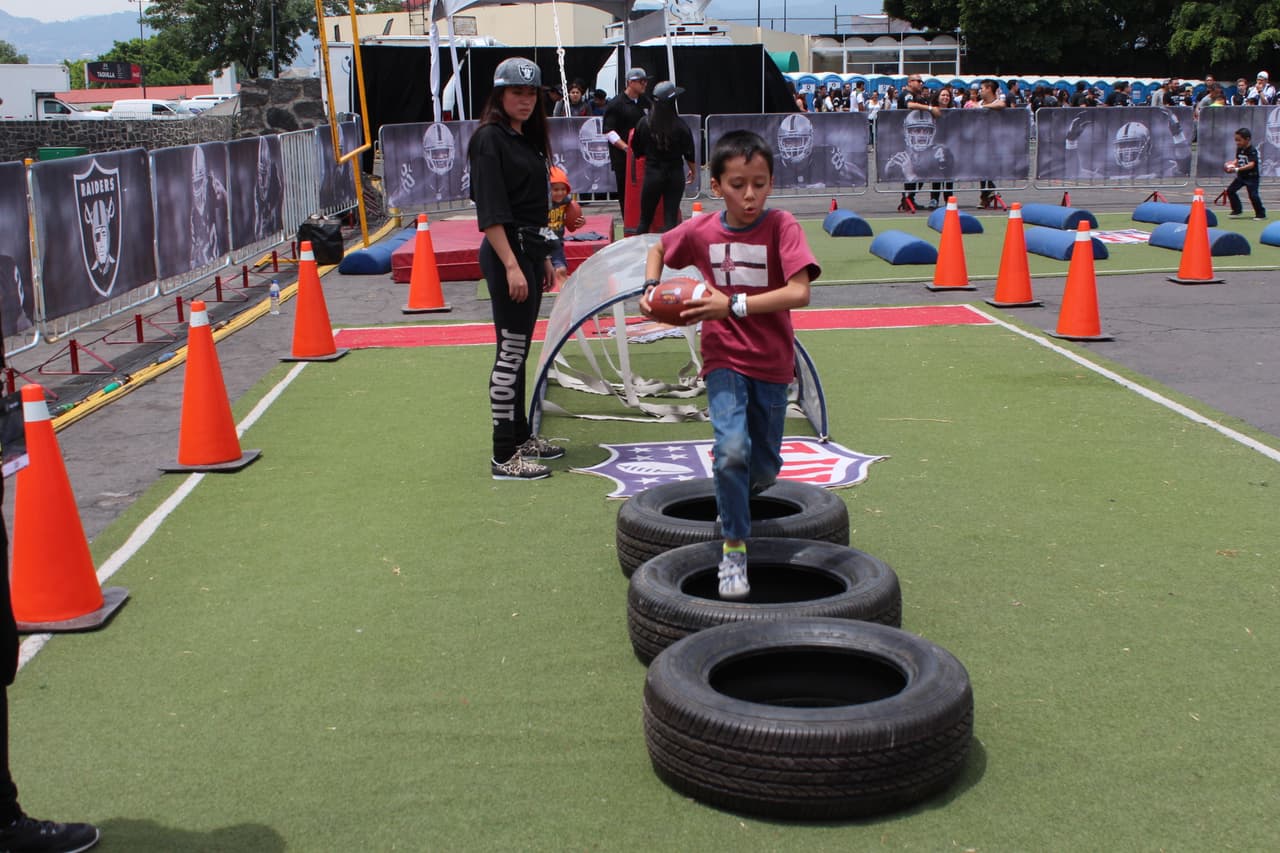 Te invitamos a disfrutar de las mejores imágenes de la visita de los Raiders al 'Coloso de Santa Ursula' promocionando el juego del próximo 21 de noviembre ante los Houston Texans.