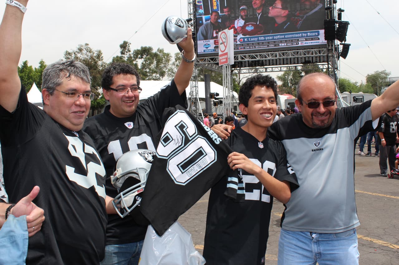 Te invitamos a disfrutar de las mejores imágenes de la visita de los Raiders al 'Coloso de Santa Ursula' promocionando el juego del próximo 21 de noviembre ante los Houston Texans.