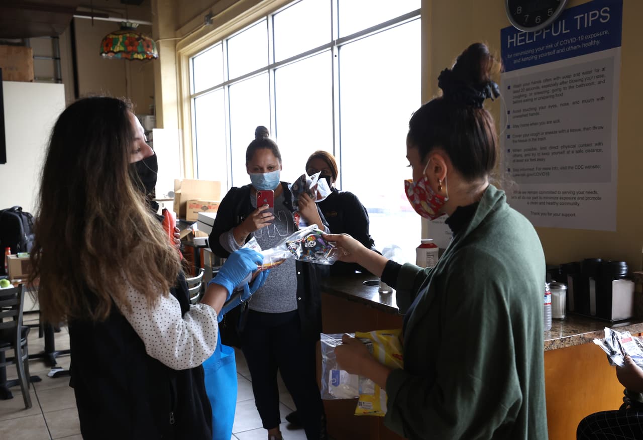 Aumentan los casos de coronavirus en espacios laborales y por reuniones familiares en Los Ángeles