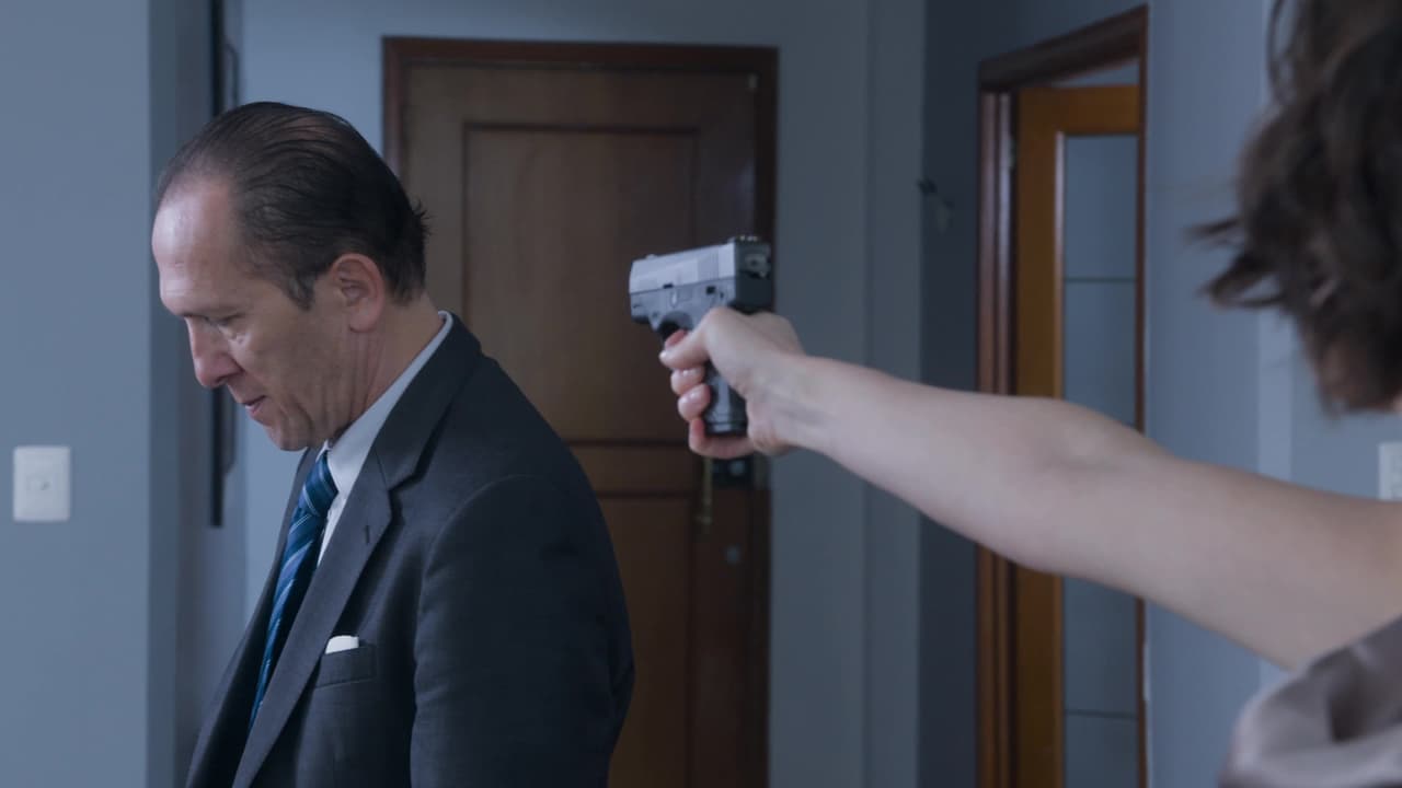 Por así convenir a sus planes, Catalina lo hizo responsable ante las autoridades del secuestro de Ámbar (Nailea Norvind) y del tráfico de diamantes para las joyerías Gothier y, aunque prometió ayudarlo a escapar, la villana, como es su estilo, cambió de parecer.