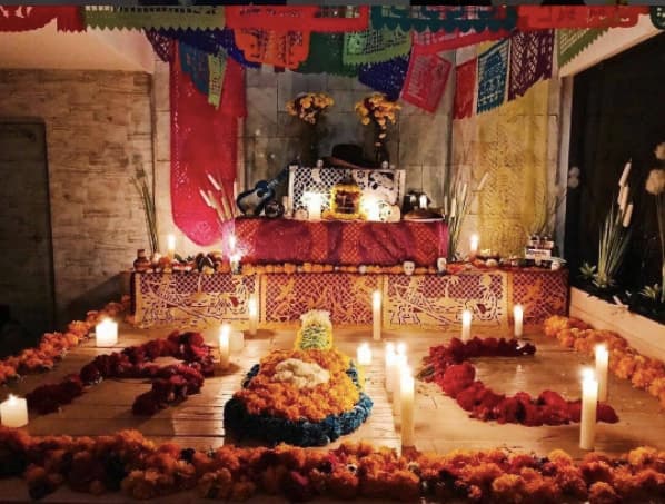 Ariel Camacho fue recordado por sus compañeros de Los Plebes del Rancho con esta enorme ofrenda donde pusieron con flores rojas las iniciales del cantante, que murió en 2015.