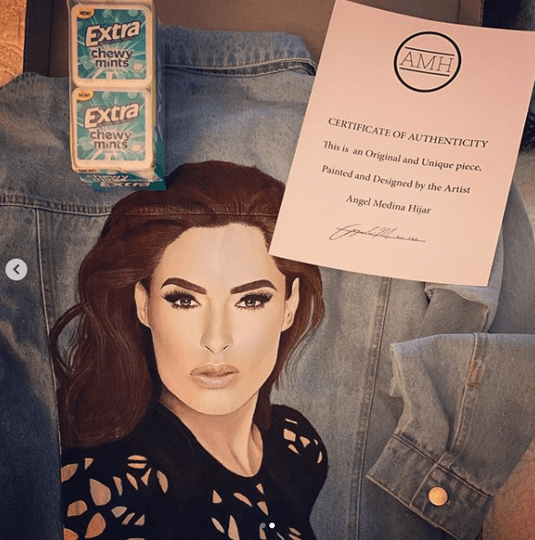 La prenda es un diseño del artista Ángel Medina, quien se encarga de pintar a mano los rostros de los portadores. Todas las creaciones son entregadas con un certificado de autenticidad.