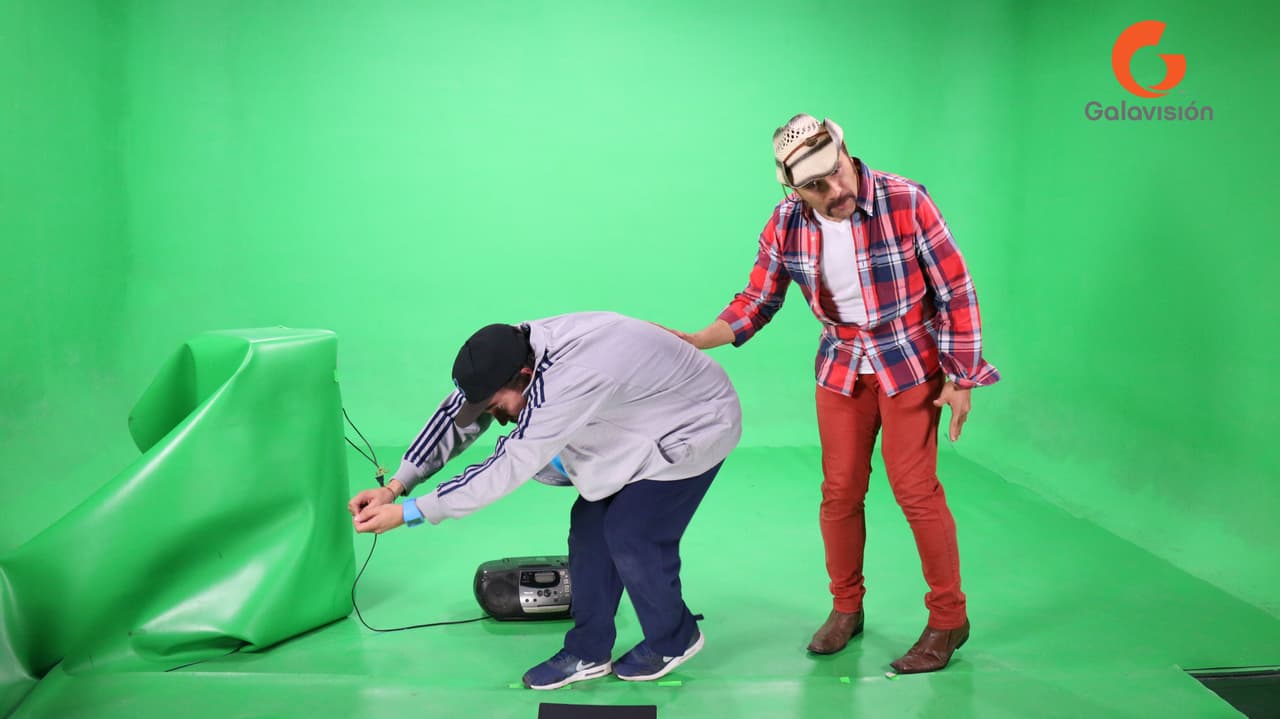 Miguel sólo fingió conectar la grabadora, pues en la vida real nunca lo estuvo.