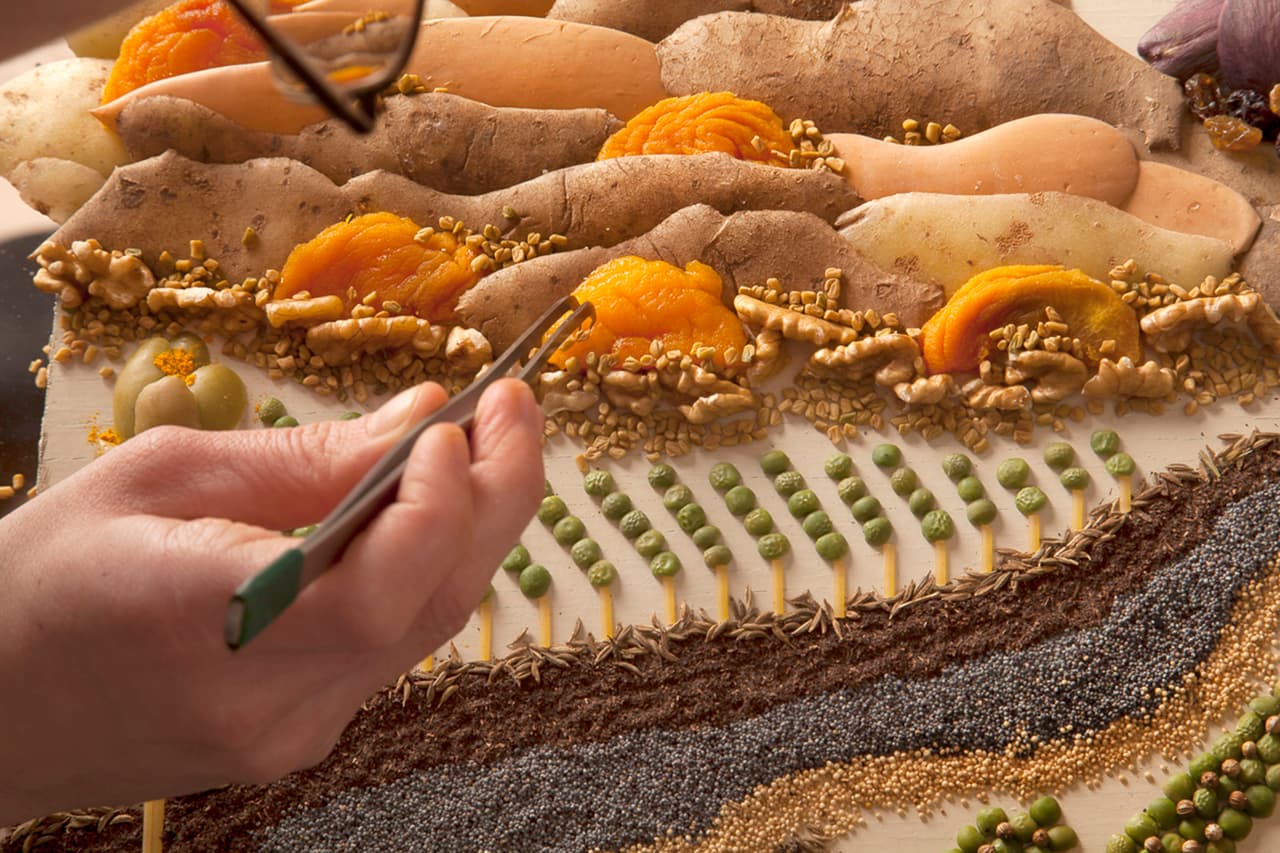 Ella puede tardar hasta seis horas decorando un solo platillo.