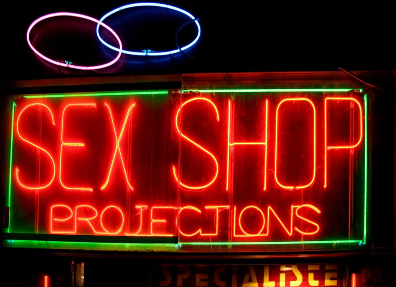 Demandó a sus padres por desechar su colección de pornografía