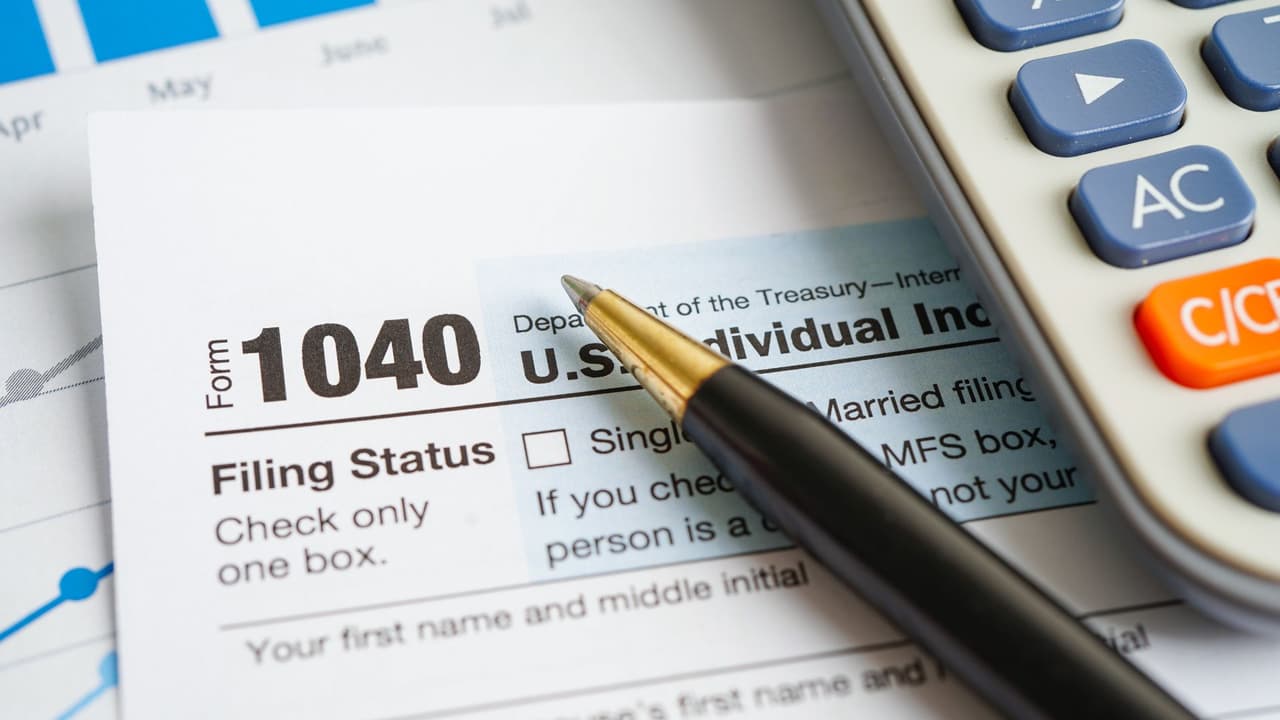 <h3 class="cms-H3-H3">Consejos clave antes de declarar 💡</h3> 👉🏻 
<b>Revisa tu información personal:</b> un número mal escrito retrasa reembolsos. 
<br>
<b>👉🏻 Guarda copias: </b>descarga o imprime tu declaración final. 
<br>
<b>👉🏻 Usa depósito directo:</b> es la forma más rápida de recibir tu reembolso. 
<br>
<b>👉🏻 No pagues por lo que es gratis:</b> si calificas, estas opciones no deben cobrarte. 
<br>
<b>👉🏻 Declara a tiempo, incluso si no puedes pagar</b>: presentar evita multas mayores. 
<br>👉🏻 Si algo no entiendes, 
<b>pregunta.</b>