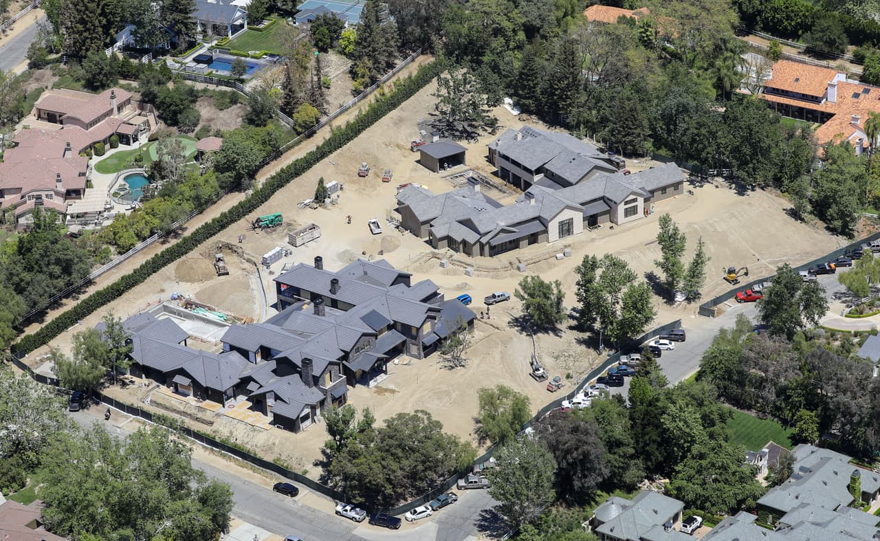 Mientras la empresaria guarda silencio ante esto, continúa con los trabajos de construcción de su nuevo hogar, junto a la de su famosa madre, según constatan nuevas fotos aéreas. 
<br>