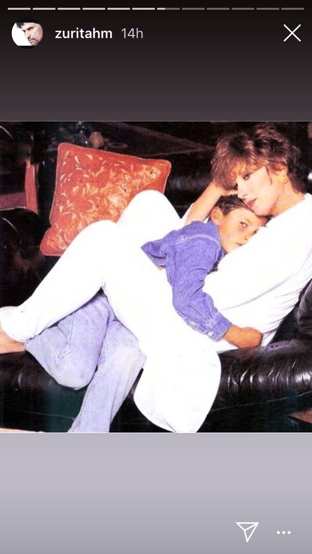 Los novios llegaron a la iglesia en un Rolls Royce, pero el caos y la multitud les impidió que a la salida pudieran volver a abordarlo, por lo que no hubo otro remedio que lo hicieran en un Tsuru, un auto mucho más modesto que el lujoso coche en el que arribaron.
<br>