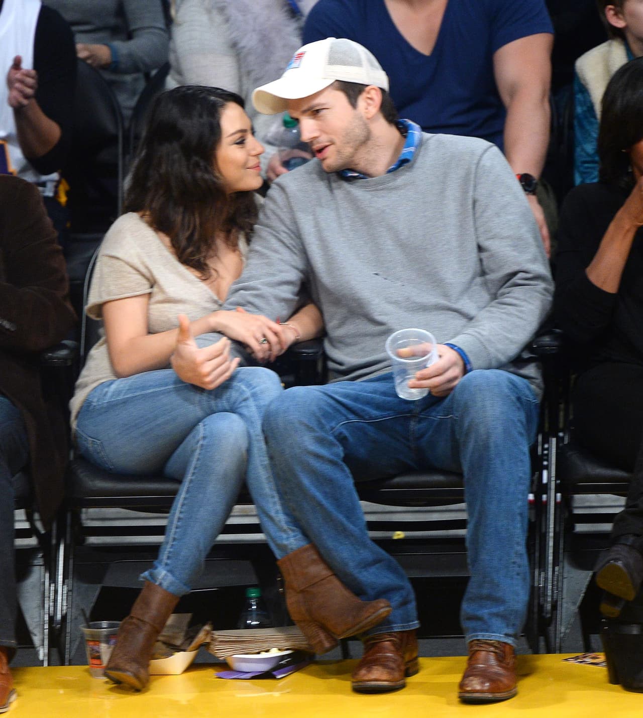 Se dice que Mila llevó el cabello recogido para enfundarse en un vestido strapless de tul con bordados de cristales que en su diseño contaba con una sensual abertura en la parte de atrás.