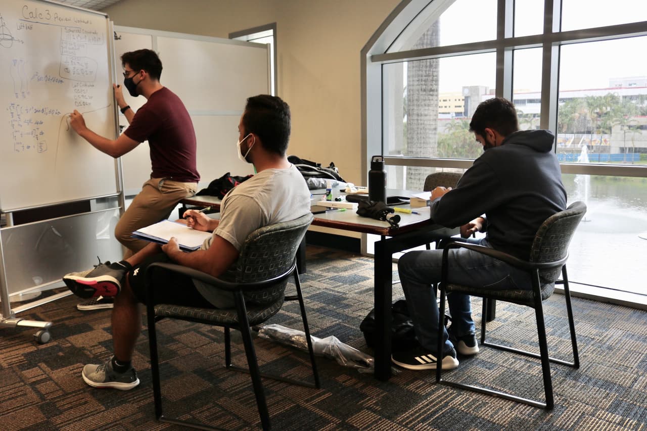 La 'Steven and Dorothea Green Library' tiene espacios para permitir que las personas trabajen en grupo