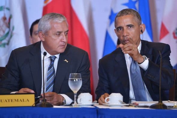 Otto Pérez Molina --presidente de Guatemala--, junto a Barack Obama mientras el segundo habla en una reunión de los miembros del SICA.