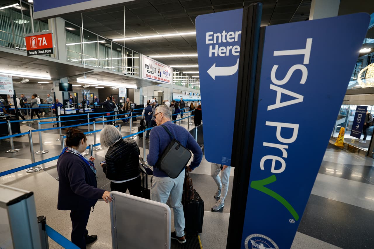 Uno de los sectores más golpeados ha sido los vuelos, con largas filas, demoras y cancelaciones, se han sentido con fuerza en los aeropuertos de 
<b>Chicago O’Hare y Midway.</b>