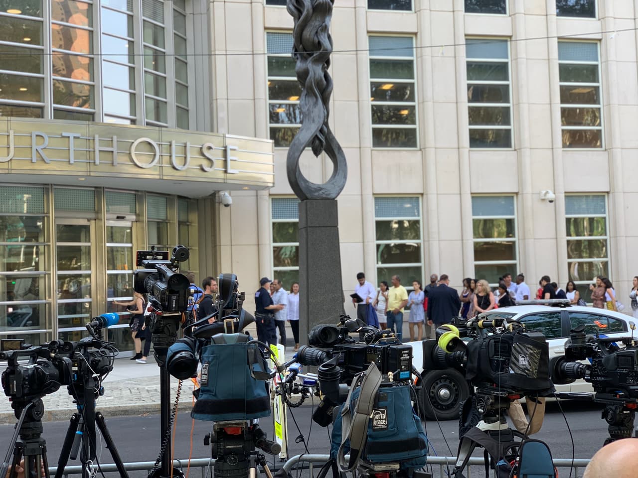 El Chapo llegó a la corte federal de Brooklyn en las horas de la madruga fuertemente custodiado. De hecho, las autoridades hasta usaron helicópteros para custodiar el traslado de aproximadamente dos millas desde el Centro Correccional Metropolitano en el bajo Manhattan hasta el centro de Brooklyn.