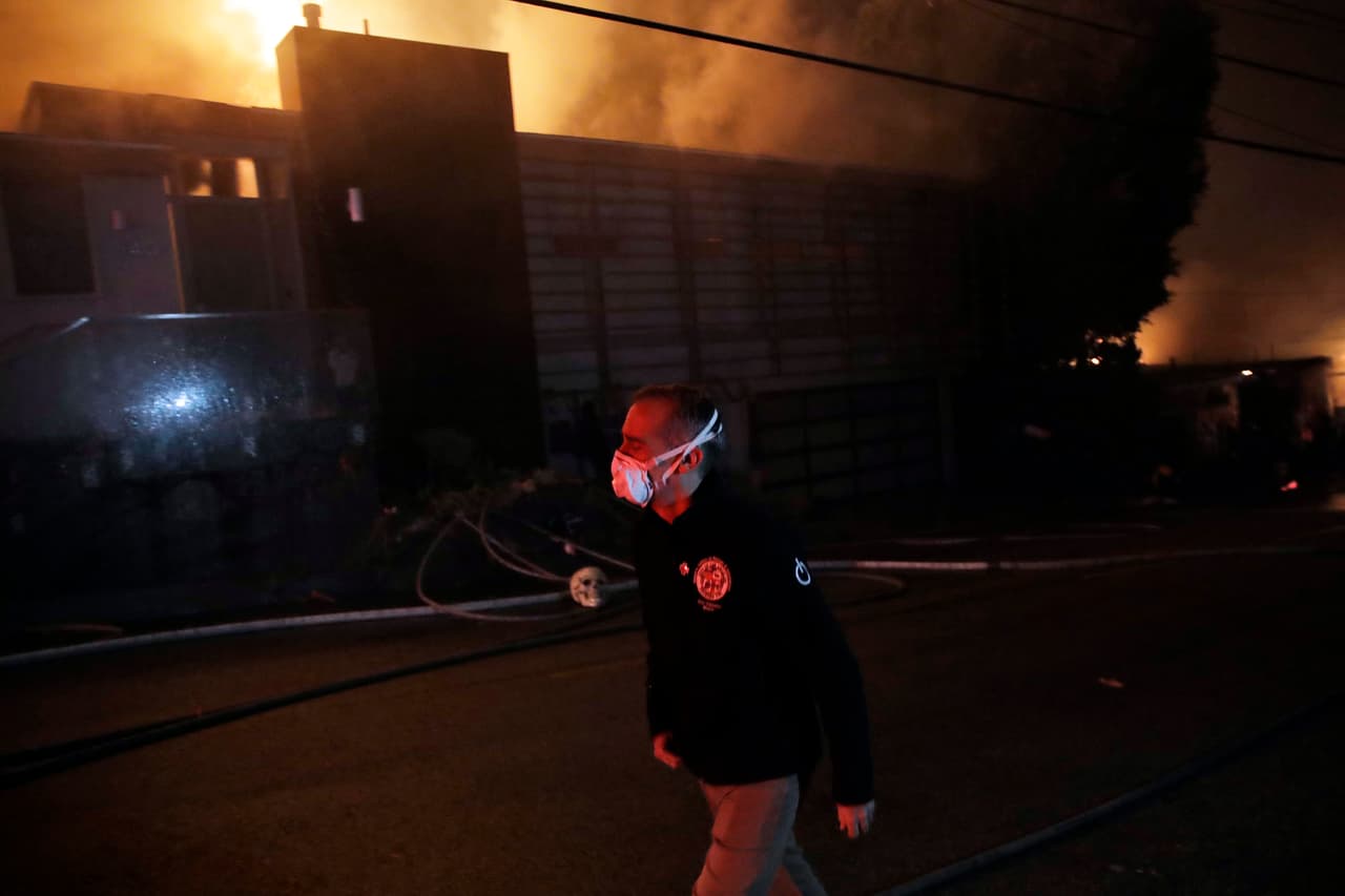 La peligrosidad del incendio Getty se alimenta por los vientos y su amenaza sobre zonas residenciales al oeste de Los Ángeles. En la imagen, el alcalde Eric Garcetti, quien también debió evacuar su vivienda, recorre la zona de Tigertail Road evidenciando la destrucción en varias viviendas de la zona.