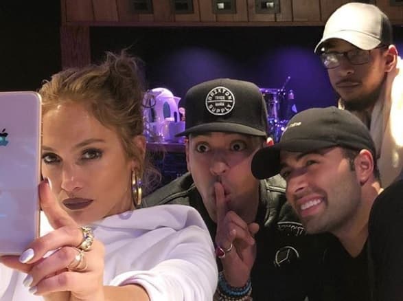 Lopez también sube fotos con sus amigos y colegas. Aquí con Jencarlos Canela y Motiff.