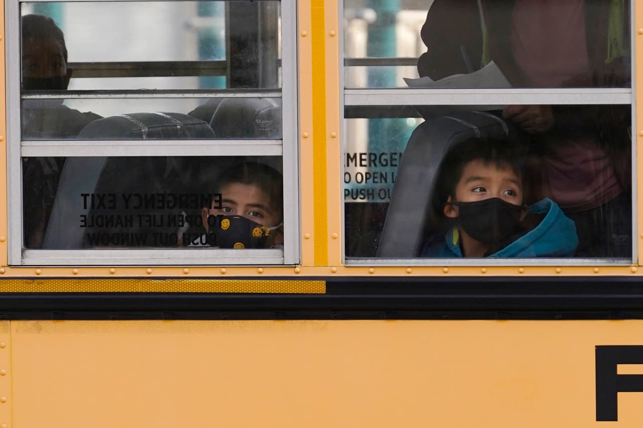 Estudiantes de una escuela primaria protegidos con mascarillas en su autobús escolar en Wheeling, Illinois, el 19 de noviembre. Las autoridades de este estado anunciaron que después del fin de semana de Acción de Gracias varias escuelas regresarán a la modalidad virtual, debido al aumento de casos.