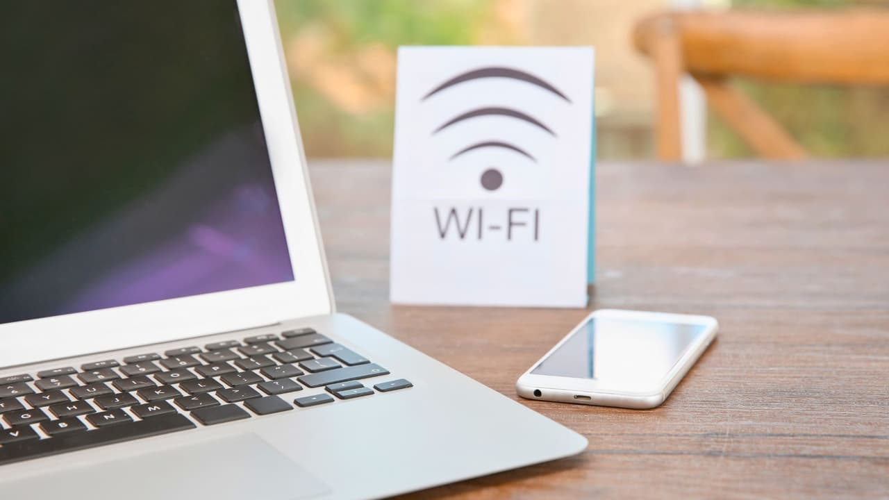 <h3 class="cms-H3-H3">Wi-Fi: el aire que nos conecta</h3> No lo vemos, pero sin Wi-Fi la vida moderna se desmorona. Es
<b> la red inalámbrica que nos conecta a internet a través de un router</b>. Lo usas al ver ViX, Facebook, hacer videollamadas o revisar el estado del tiempo. 
<br>
<b>Un consejo básico:</b> cambia la contraseña por una fuerte (nada de “123456”) y ponle un nombre a tu red para distinguirla. No hay peor sensación que 
<b>conectarte al Wi-Fi del vecino por error</b>.