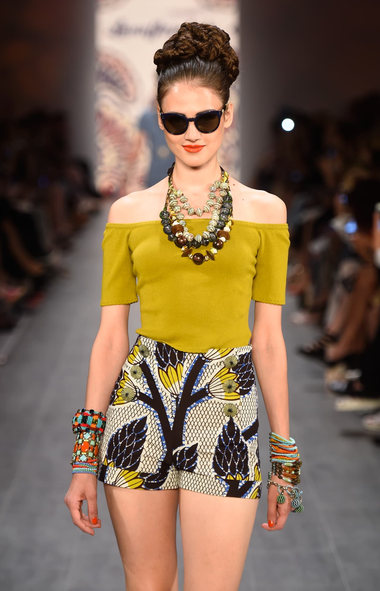 Los colores vibrantes y claros son parte de la tendencia para el verano. No te puedes perder lucir en el tono verde limón o lima, como también es conocido.