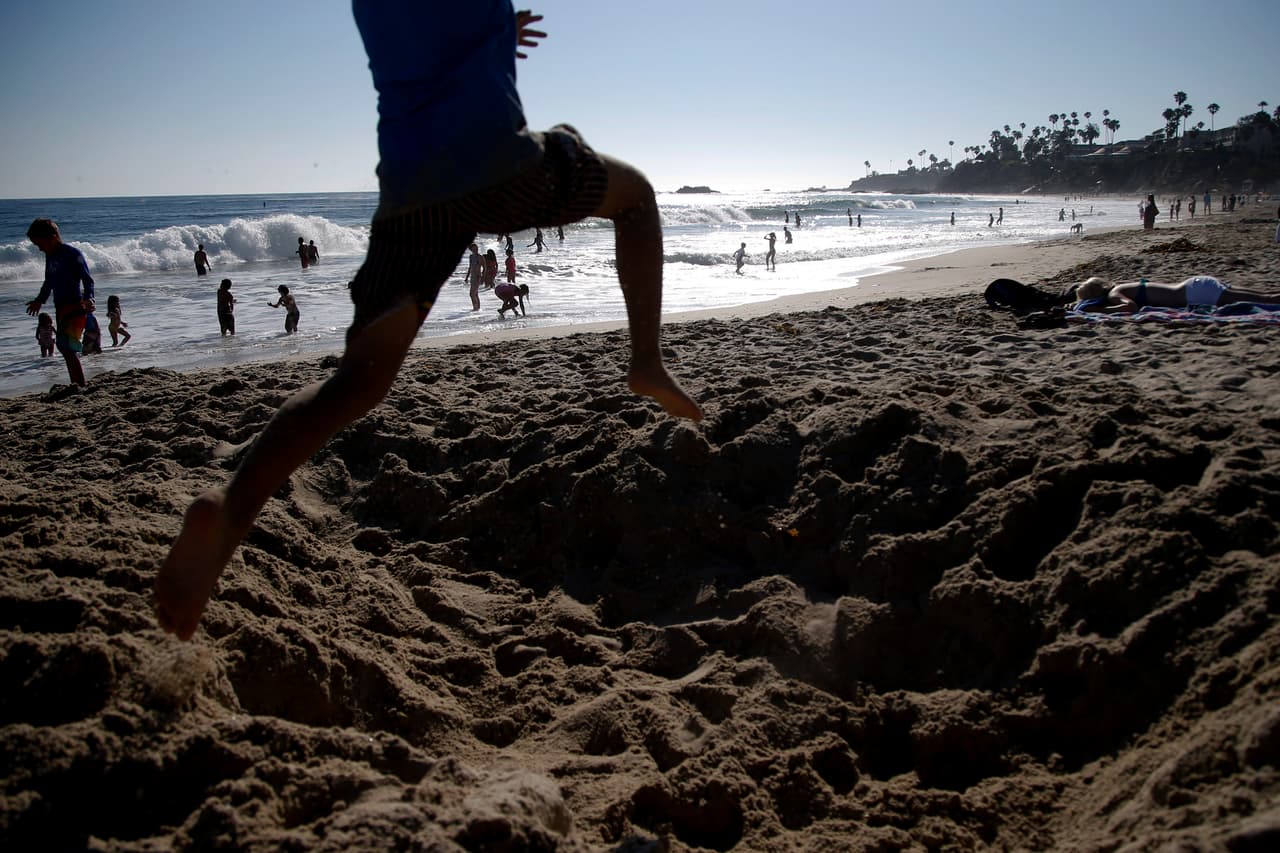 <b>Laguna beach</b>: 1 hora manejando
<br>Si lo que buscas es un destino con playas, Laguna beach es una gran opción a muy poca distancia. Con sus payas, vistas rocosas y una ciudad llena de galerías y restaurantes, este destino costero tiene de todo un poco para sus visitantes.