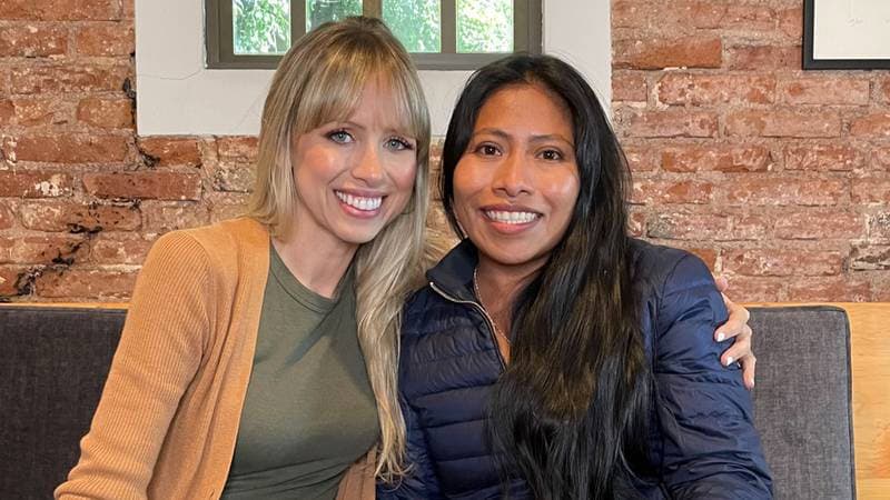 Parece que después de todo, limaron asperezas y hasta se reunieron para hacer un video juntas en el que le respondían preguntas a sus seguidores. Al final, Superholly aseguró que Yalitza era un "mujerón".