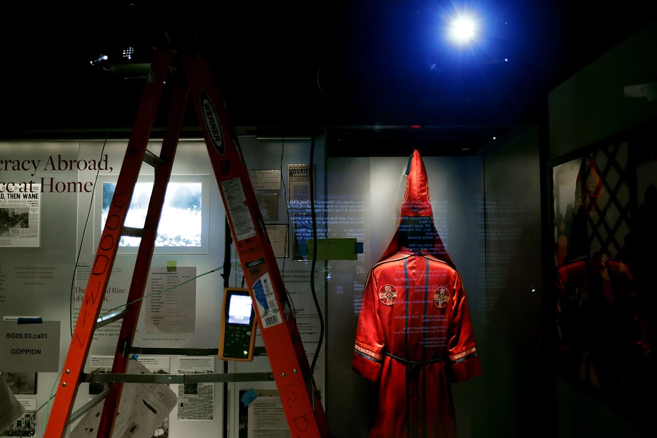 Universidad cancela exhibición de arte por pintura que representa a miembros del Ku Klux Klan