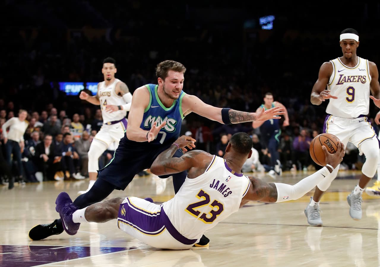 Luka Doncic se queda cerca del triple doble y Dallas vence a Lakers