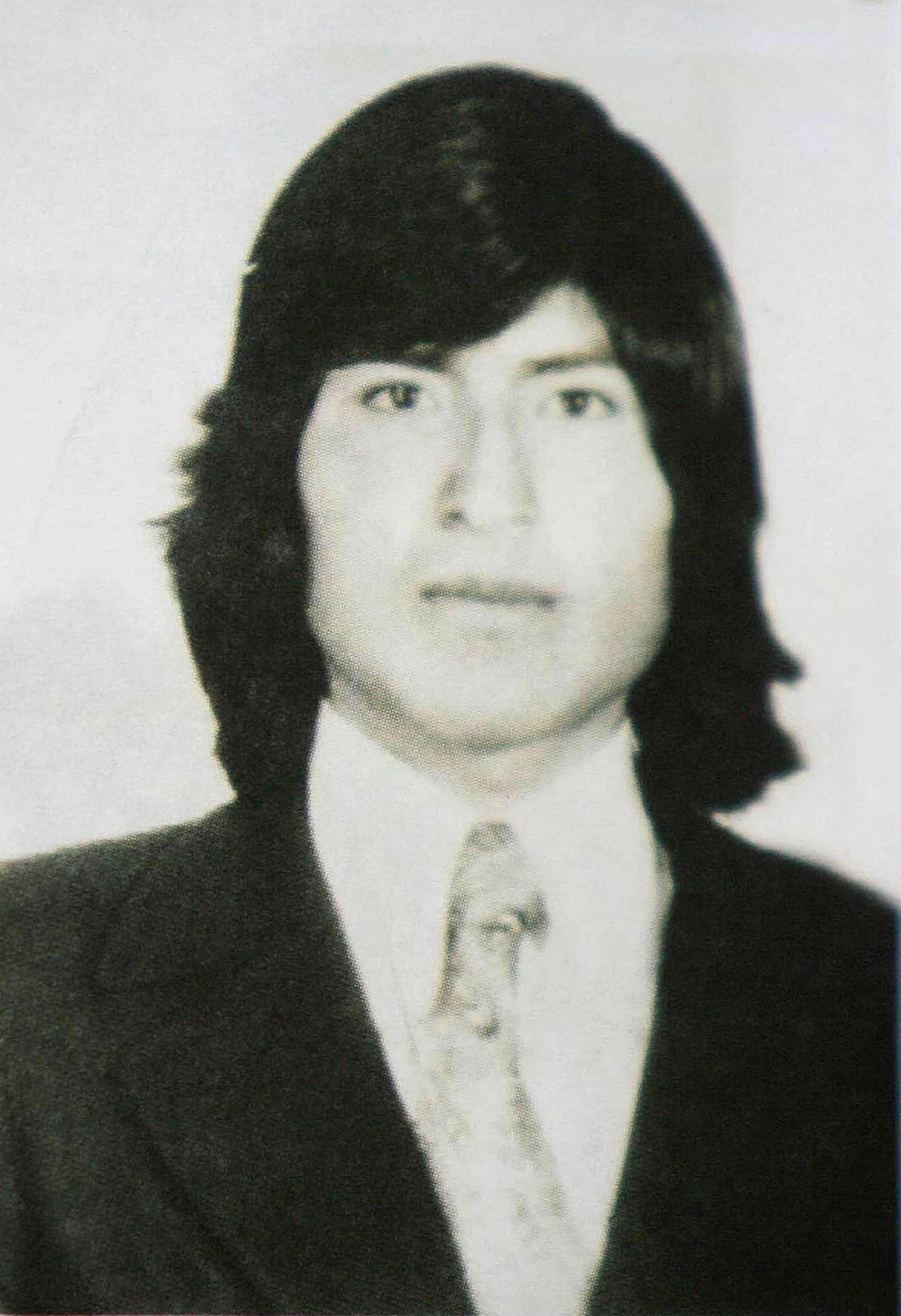 Morales en 1977, cuando se graduaba de la escuela secundaria en Oruro. Desde niño, trabajó en la agricultura y cuidaba de un rebaño de llamas. También fue ladrillero, panadero y trompetista hasta convertirse en líder de los productores de hojas de coca de Chapare, en el centro del país.