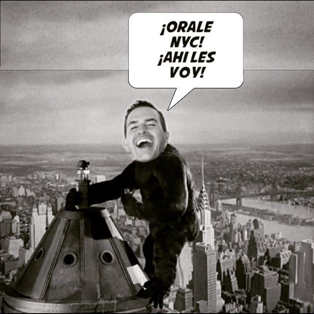 Le encanta poner su carita en todos lados.