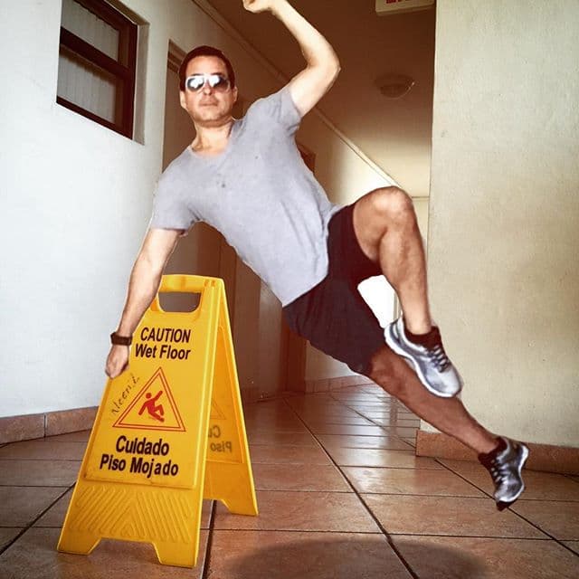 Oops! Hasta a punto de caer luce lindo.