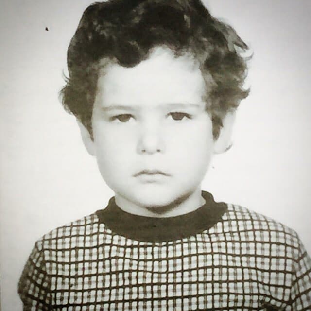 ¡Ternurita! Era muy serio cuando era un niño. ¿Qué le pasó?