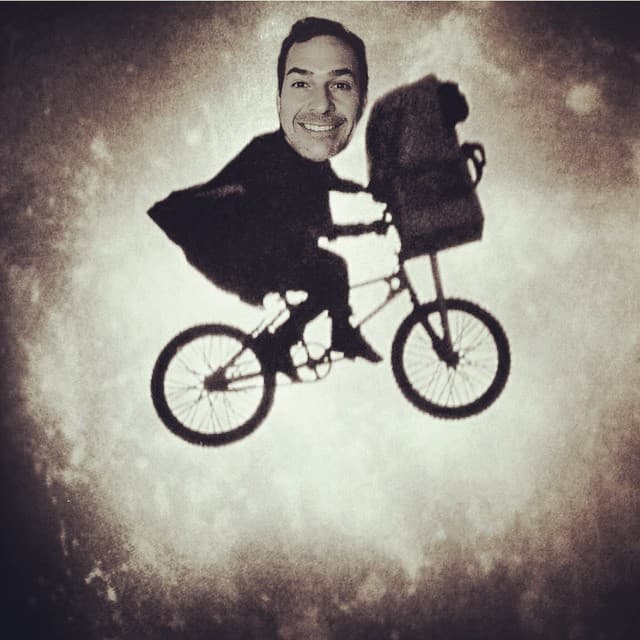 Aquí ayudando a E.T.