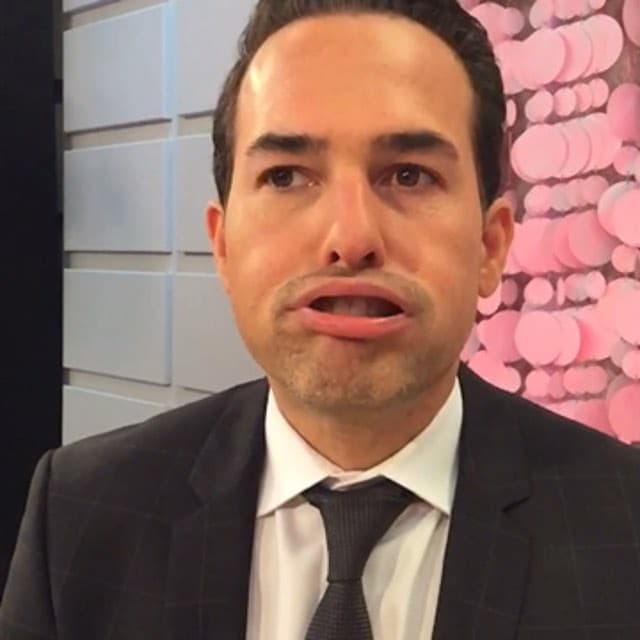 Pero Carlitos no es así sólo ante las cámaras.