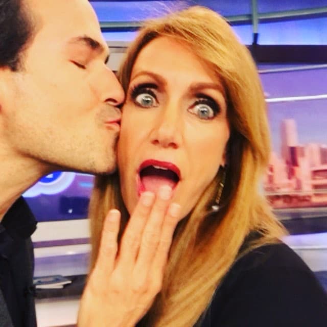 OMG! Le robó un besito a Lili Estefan.