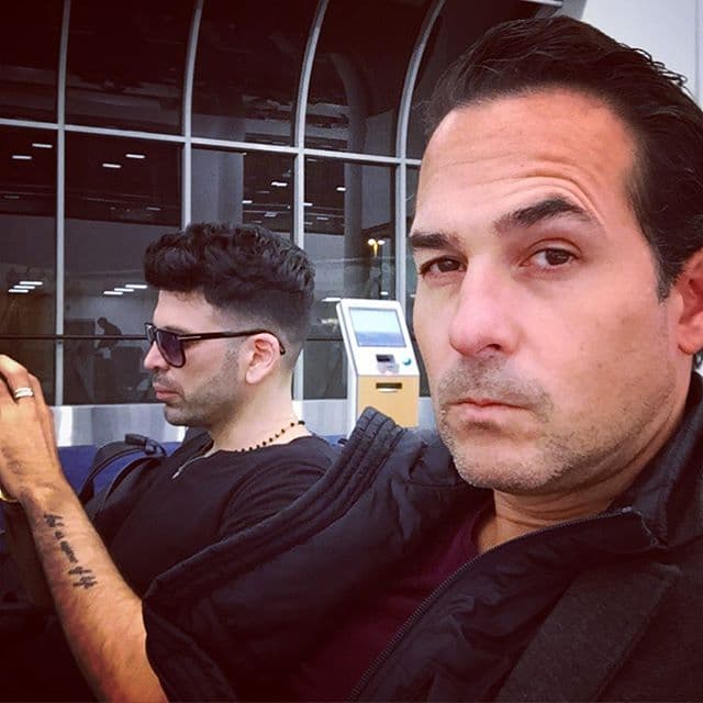 Haciéndole de paparazzi.