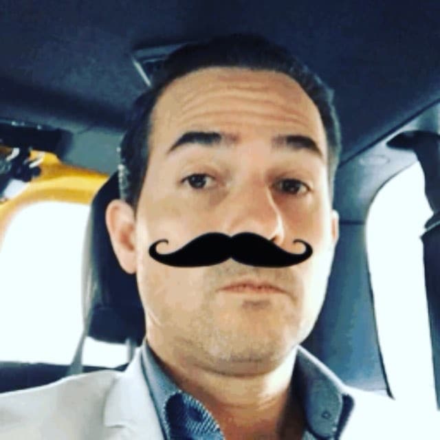 ¿Le queda bien el bigote?