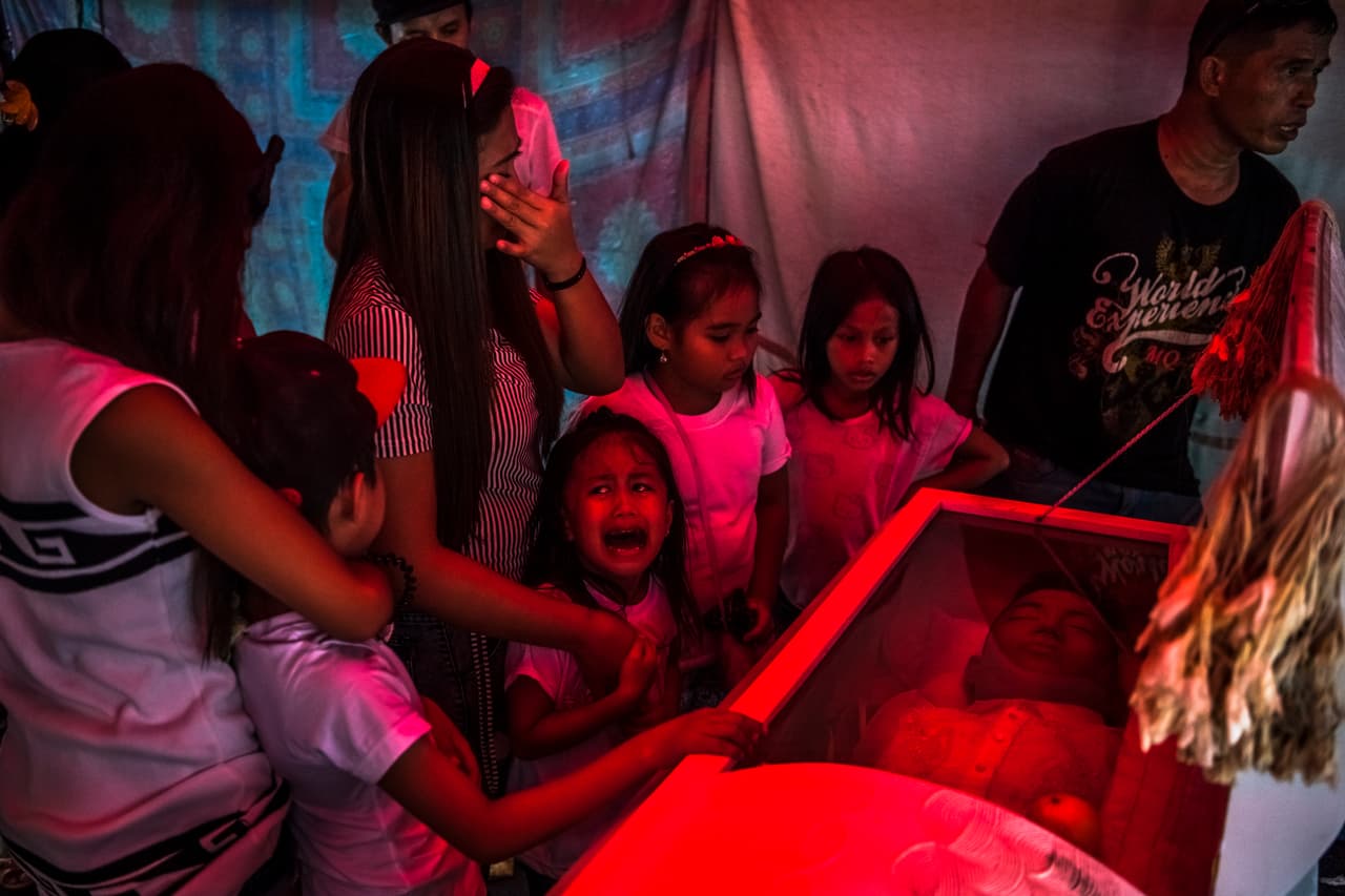<b>Violencia en Manila.</b> Daniel Berehulak, fotoperiodista de The New York Times, ganó el primer premio en la categoría General Noticias. En la Imagen, Jimji, de seis años, llora junto al cuerpo de su padre quien fue secuestrado y asesinado por presuntos traficantes de drogas en Manila, Filipinas.
<br>