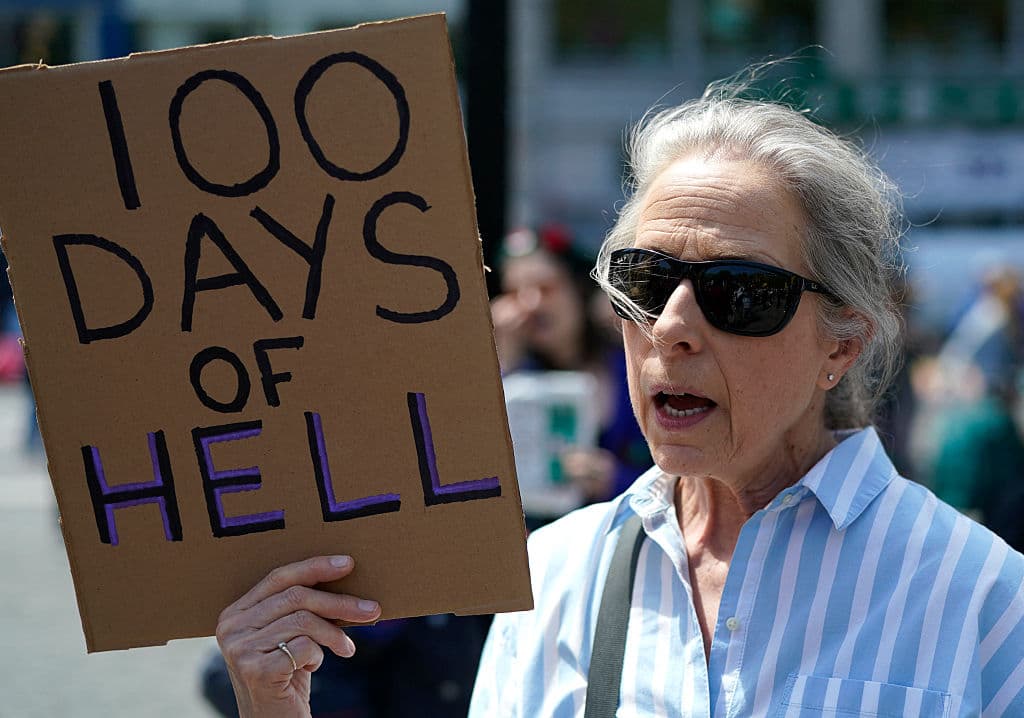 El llamado 'May Day Rally' unió a personas de diferentes clases sociales y provenientes de diversos países, que no están de acuerdo con las decisiones tomadas por el presidente republicano Donald Trump, en su regreso a la Casa Blanca. Para esta persona, esos primeros 100 días de gobierno han sido "un infierno".